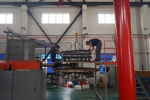 Máquina de moldagem rotativa de rolos com sistema de controlo HMI PLC