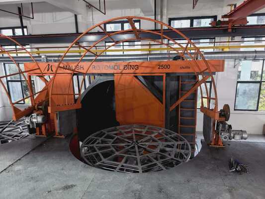 Máquina móvel de moldagem por injecção Roto de três braços para produção de alta capacidade